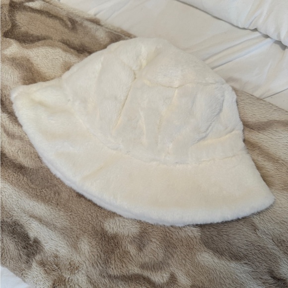 White Fuzzy Faux Fur Bucket Hat NWOT - Picture 4 of 4